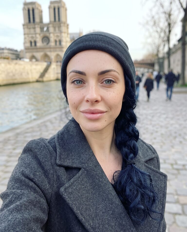 Luna mit Mütze und Wollmantel an der Seine vor Notre-Dame in Paris – Luna unterwegs